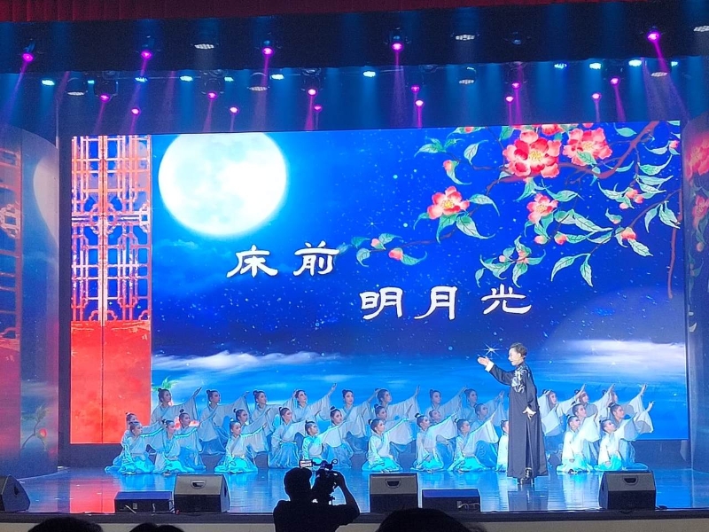 越劇名家吳鳳花和淮河小學“流芳越社”越劇團演唱了越劇《靜夜思》.jpeg